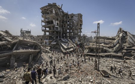 عشرات القتلى والجرحى في غارات إسرائيلية على قطاع غزة وسط أزمة المساعدات الإنسانية