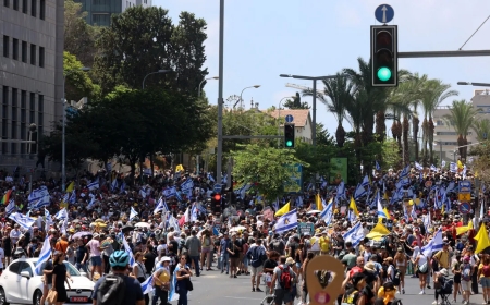 غالانت ولابيد ينضمان لمظاهرات "وقف الحرب" ويردان على نتنياهو