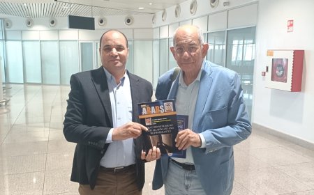 الكاتب الصحفي محمد فتحى الشريف يهدى الدكتور يوسف بطرس غالي مجموعة كتب المفكر العربي على الشرفاء