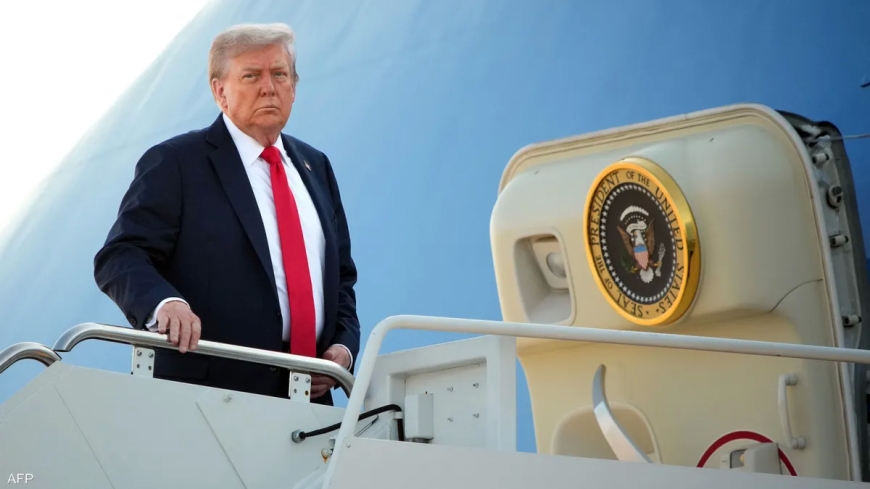 من الطائرة الرئاسية.. ترامب  يهدد بـ"الانسحاب" من قمة ألاسكا