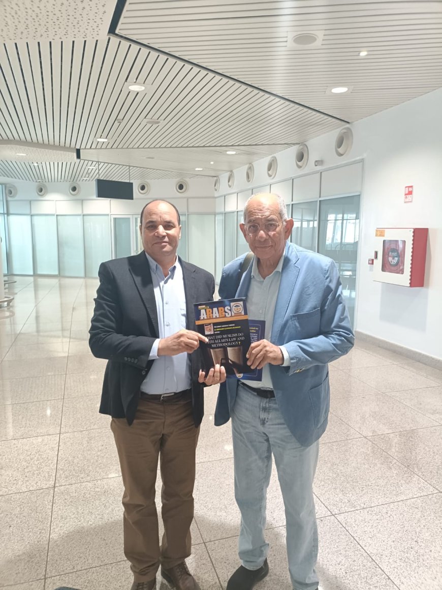 الكاتب الصحفي محمد فتحى الشريف يهدى الدكتور يوسف بطرس غالي مجموعة كتب المفكر العربي على الشرفاء