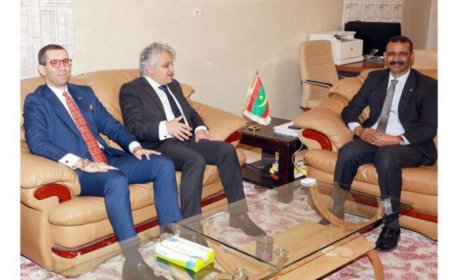 وزير الثقافة يستقبل السفير المصري لدى موريتانيا ويتسلم دعوة لحضور افتتاح المتحف الكبير 