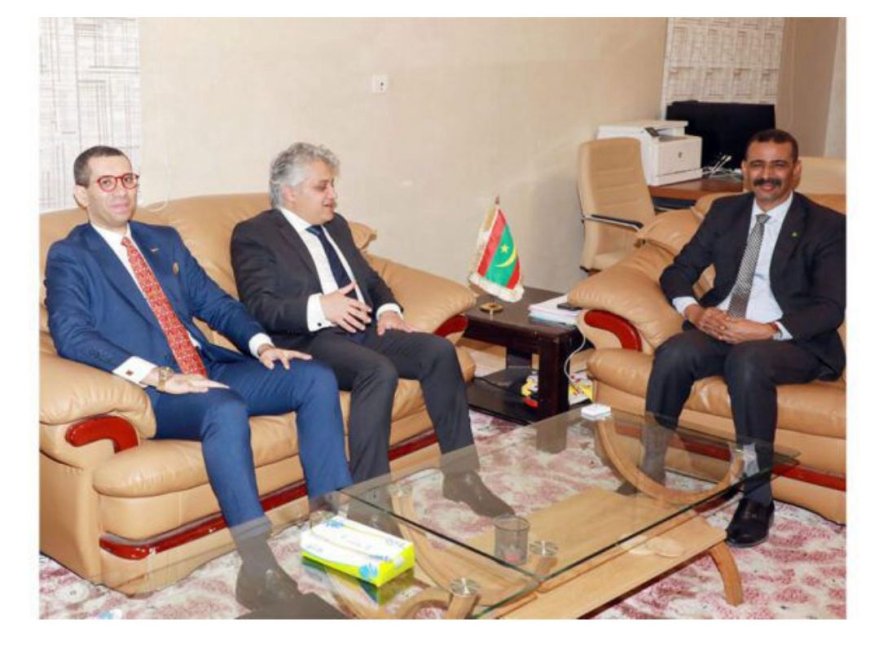 وزير الثقافة يستقبل السفير المصري لدى موريتانيا ويتسلم دعوة لحضور افتتاح المتحف الكبير 