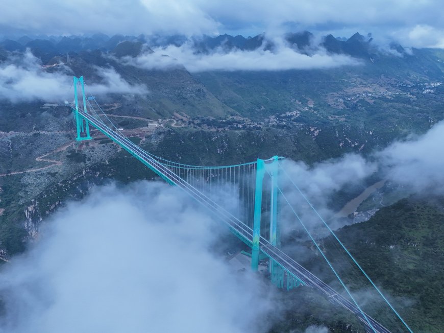 الصين تفتتح أطول جسر في العالم أمام حركة المرور