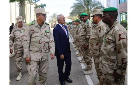 وزير الدفاع يؤدي زيارة تفقد واطلاع لقيادة الأركان العامة للجيوش
