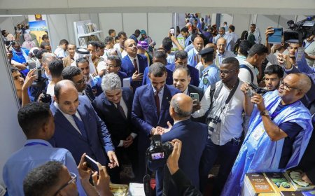 وزير الثقافة الموريتاني يزور مجددا  جناح مؤسسة رسالة السلام  ويشيد بكتاب “قراءة في أفكار الشرفاء الحمادي”