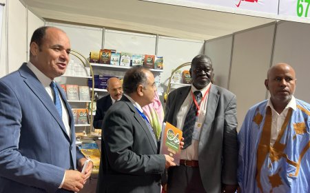 مدير الإعلام  والاتصال بوزارة الثقافة الموريتانية يزور  جناح مؤسسة رسالة السلام بمعرض نواكشوط الدولى للكتاب ويشيد بإصدارات المؤسسة 
