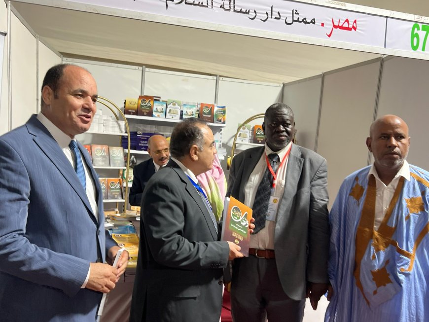 مدير الإعلام  والاتصال بوزارة الثقافة الموريتانية يزور  جناح مؤسسة رسالة السلام بمعرض نواكشوط الدولى للكتاب ويشيد بإصدارات المؤسسة 