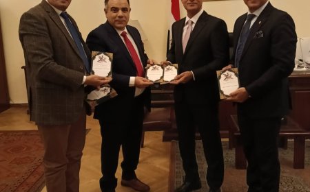 رئيس مركز العرب يهدي السفير المصري في روسيا إصدارات مجلة العرب العربية والدولية