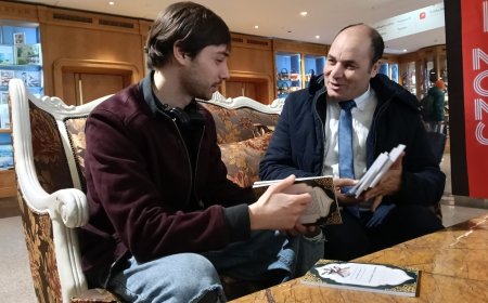 وفد رسالة السلام يهدي المخرج الروسي اليشنكا فرجوف إصدارات الشرفاء الحمادي