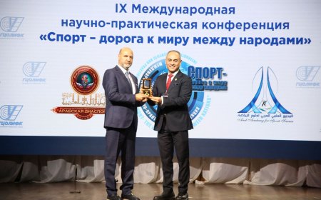 البروفيسور محمد يحيى غيدة يهدي درع جامعة المنصورة لرئيس اللجنة المنظمة للمؤتمر الدولي «الرياضة طريق إلى السلام بين الشعوب»