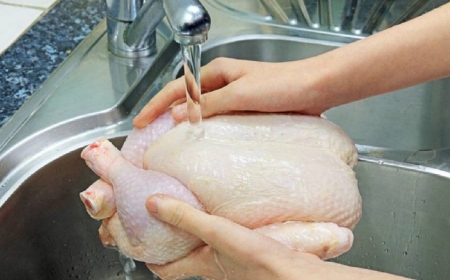 عادة شائعة قبل طهو الدجاج تُساهم في نشر الميكروبات