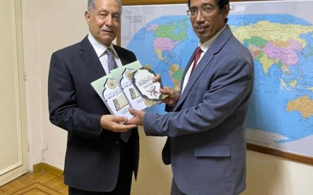د. ابو الفضل الاسناوى يسلم مساعد وزير الخارجية الأسبق مؤلفات المفكر العربي على الشرفاء
