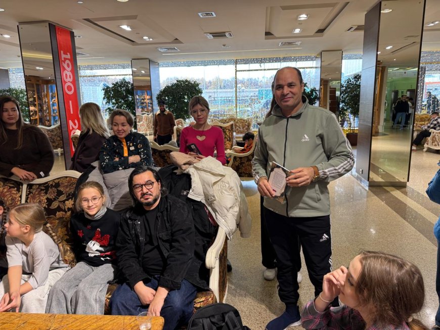 وفد مؤسسة رسالة السلام يهدي إصدارات "الشرفاء الحمادي" لمعلم وطلابه في مقر إقامتهم بموسكو