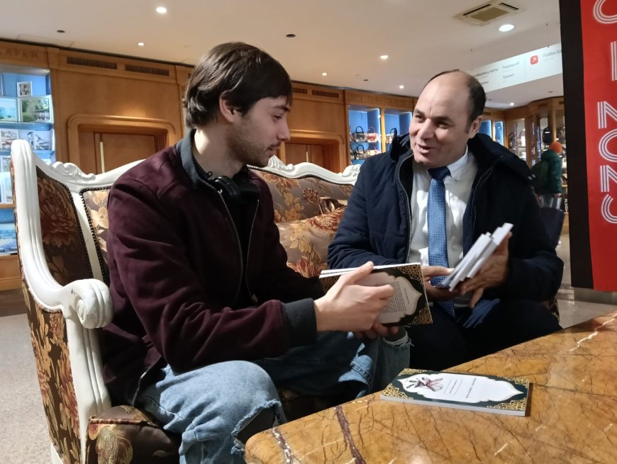 وفد رسالة السلام يهدي المخرج الروسي اليشنكا فرجوف إصدارات الشرفاء الحمادي