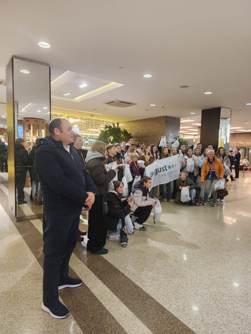 وفد "رسالة السلام" يختتم زيارته إلى موسكو بلقاء وفد طلابي.. ويهديهم إصدارات الشرفاء الحمادي 