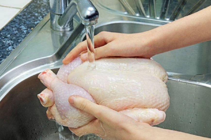 عادة شائعة قبل طهو الدجاج تُساهم في نشر الميكروبات