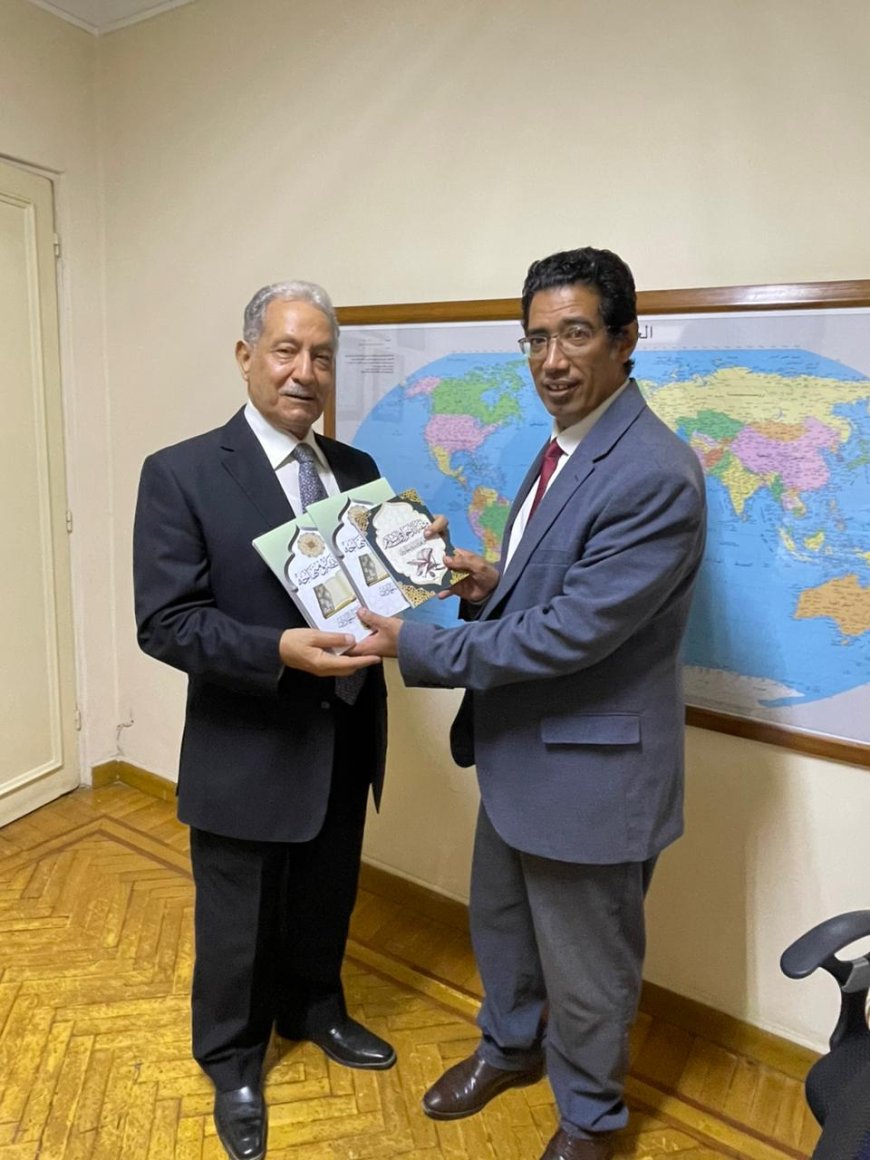 د. ابو الفضل الاسناوى يسلم مساعد وزير الخارجية الأسبق مؤلفات المفكر العربي على الشرفاء