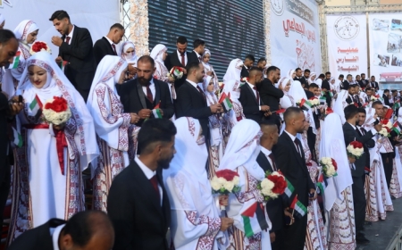 في عيد الاتحاد.. الإمارات تزف 54 عريسًا وعروسًا في غزة
