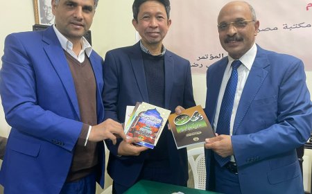 اهداء مؤلفات المفكر علي الشرفاء لأستاذ بجامعة العلوم الإسلامية في ماليزيا