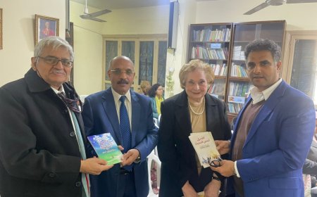 " رسالة السلام " تهدي مؤلفات المفكر العربي علي الشرفاء إلى الدكتورة نجيه المسلمي