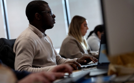 دراسة تكشف عن أغذية ومشروبات تقلل أضرار الجلوس لساعات طويلة