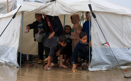 «أطباء بلا حدود» تحذّر: أطفال غزة يواجهون خطر الموت من البرد