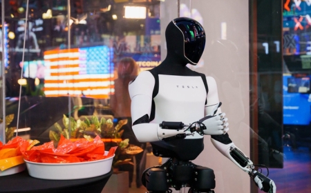 شركة تسلا تعرض الروبوت الشبيه بالبشر «أوبتيموس»