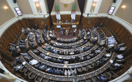 البرلمان الجزائري يصادق على قانون يجرِّم الاستعمار الفرنسي للبلاد