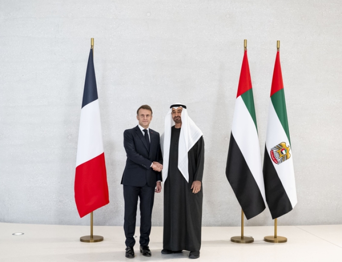 ماكرون من الإمارات: فرنسا ستبني حاملة طائرات جديدة