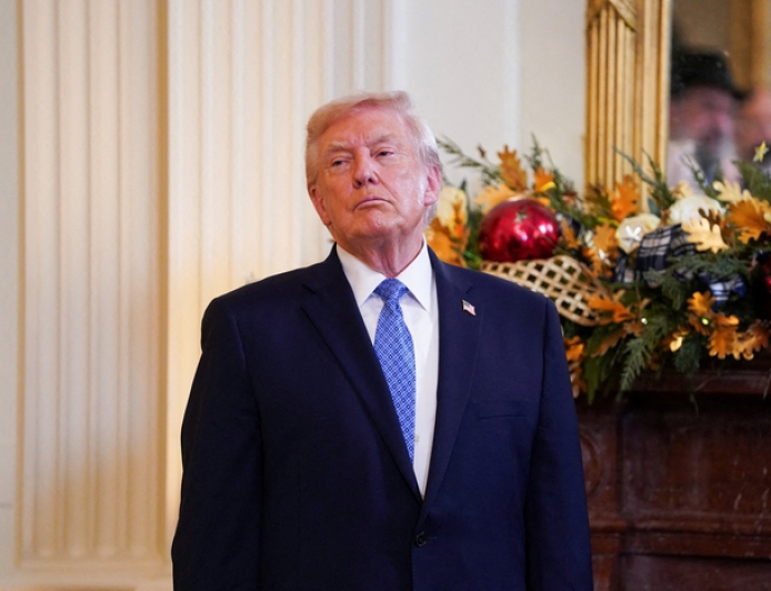 ديمقراطيون يدعون ترمب للتراجع عن استدعاء عشرات السفراء من الخارج