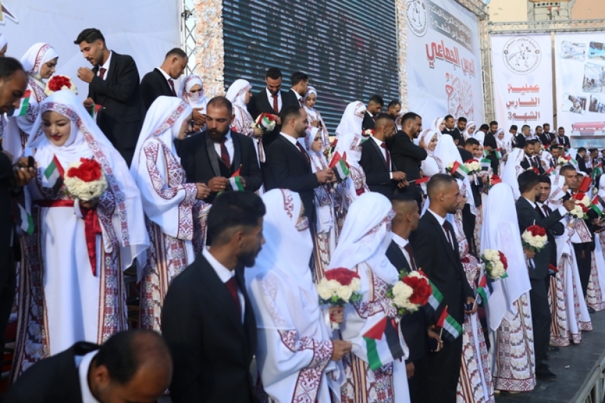 في عيد الاتحاد.. الإمارات تزف 54 عريسًا وعروسًا في غزة