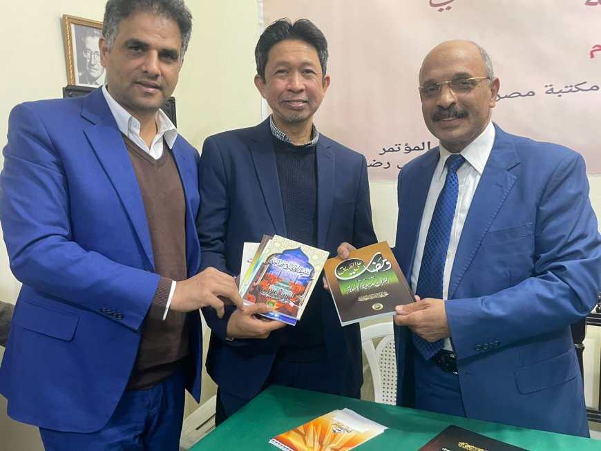 اهداء مؤلفات المفكر علي الشرفاء لأستاذ بجامعة العلوم الإسلامية في ماليزيا