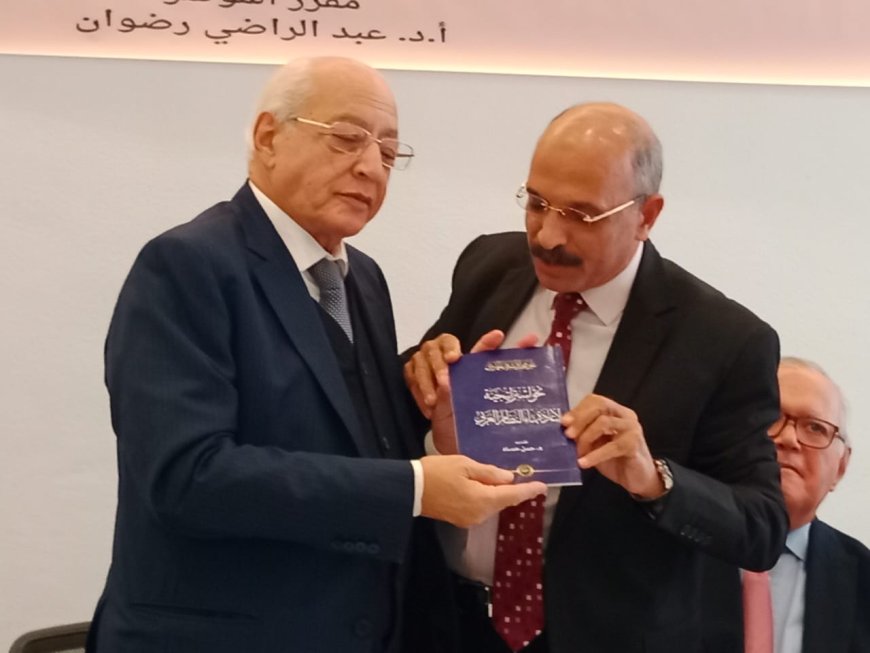 د عبد الراضي رضوان يهدي مؤلفات المفكر العربي علي الشرفاء للدكتور علي الدين هلال وزير الشباب  الأسبق 