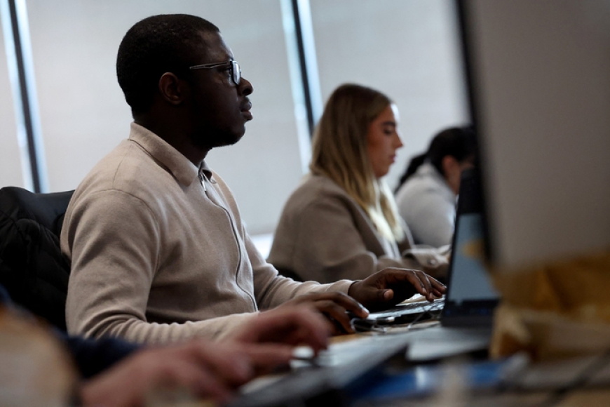 دراسة تكشف عن أغذية ومشروبات تقلل أضرار الجلوس لساعات طويلة